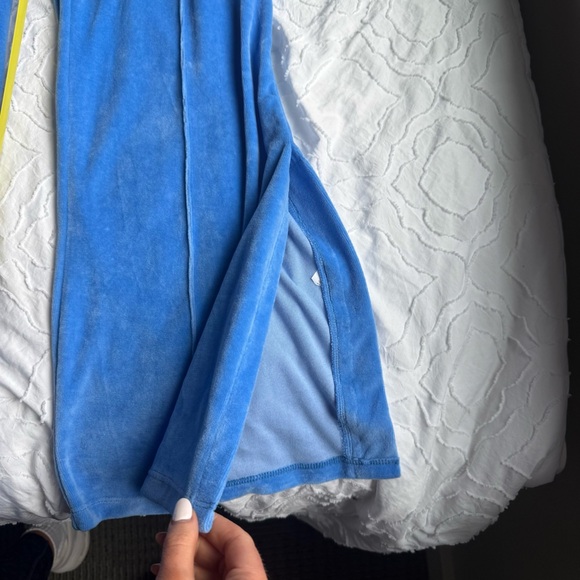 PrettyLittleThing Blue Velour Pants With Slit and Seam Detail - Picture 3 of 11